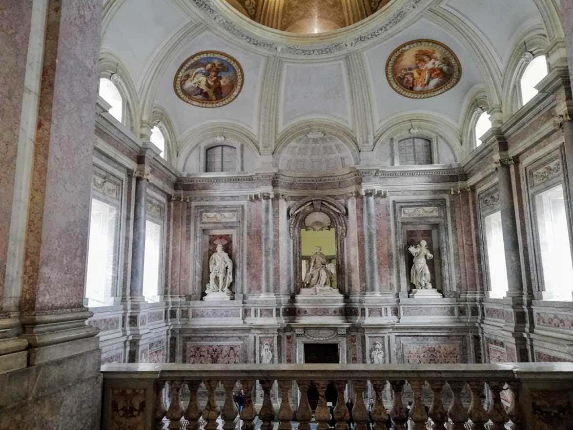 Maestosa sala barocca con statue di marmo, archi decorativi e dipinti religiosi sul soffitto in stile storico italiano. Perfetta rappresentazione dell'arte sacra e dell'architettura rinascimentale.