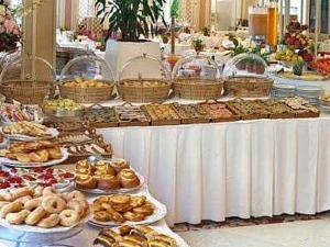 Colazione continentale in hotel con prodotti da forno e frutta