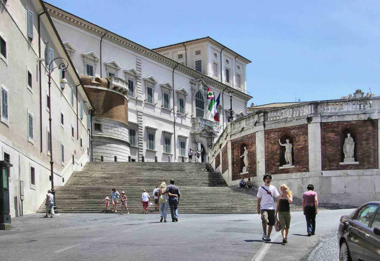 Alt text: Scala di Trinità dei Monti con statue e edificio storico, set fotografico di Roma, Italia, esplorazione turistica e cultura italiana.