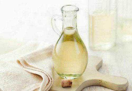Aceto bianco, rimedio naturale per i calli dei piedi
