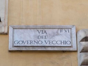 Viale del Governo Vecchio, strada storica di Roma, segnale di strada in marmo con incisione elegante, situata nel quartiere Trastevere, zona ricca di storia e cultura.