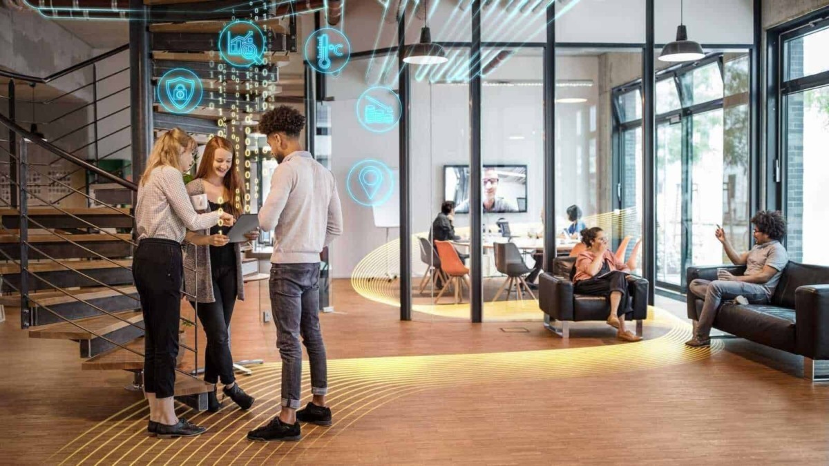 Smart working in un ambiente moderno con tecnologia digitale e coworking, giovani professionisti collaborano tra dispositivi e strumenti digitali.