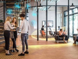 Smart working in un ambiente moderno con tecnologia digitale e coworking, giovani professionisti collaborano tra dispositivi e strumenti digitali.