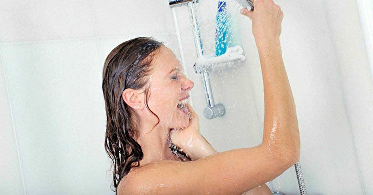 Bagno o doccia: Pulizia del corpo sotto la doccia con acqua fredda, donna felice che si rinnova, benessere e igiene personale, immagine di cura del corpo, relax in bagno.