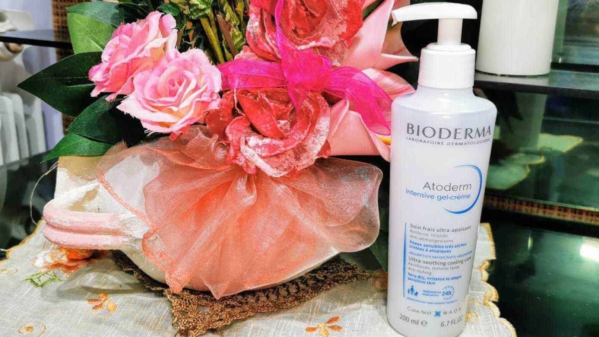 Profumo di fiori e prodotti skincare, con una crema a base di alcool e grandi benefici per la pelle sensibile, ideale per trattamenti intensivi e idratanti.