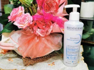 Profumo di fiori e prodotti skincare, con una crema a base di alcool e grandi benefici per la pelle sensibile, ideale per trattamenti intensivi e idratanti.