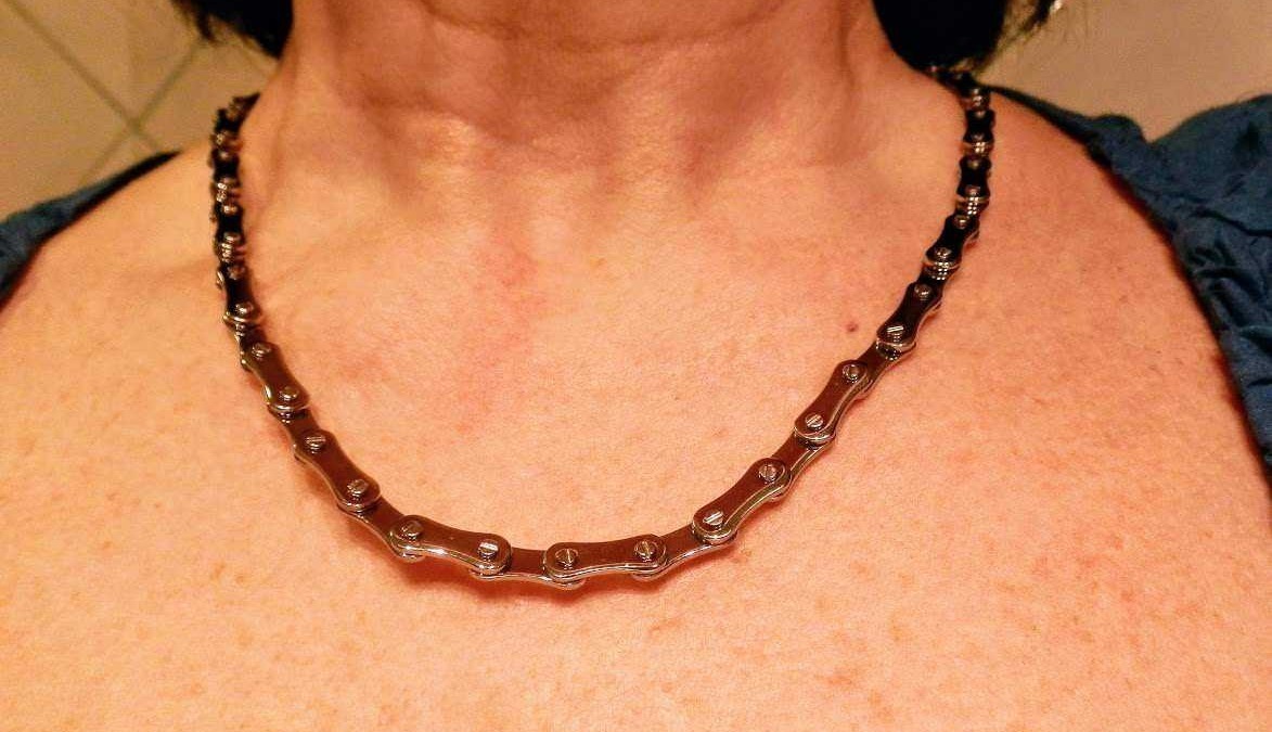 Collana donna in metallo con dettagli a forma di catena elegante e moderna, indossata sul collo, ideale come accessorio di stile e moda.