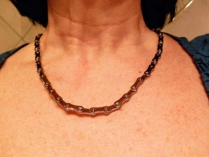 Collana donna in metallo con dettagli a forma di catena elegante e moderna, indossata sul collo, ideale come accessorio di stile e moda.