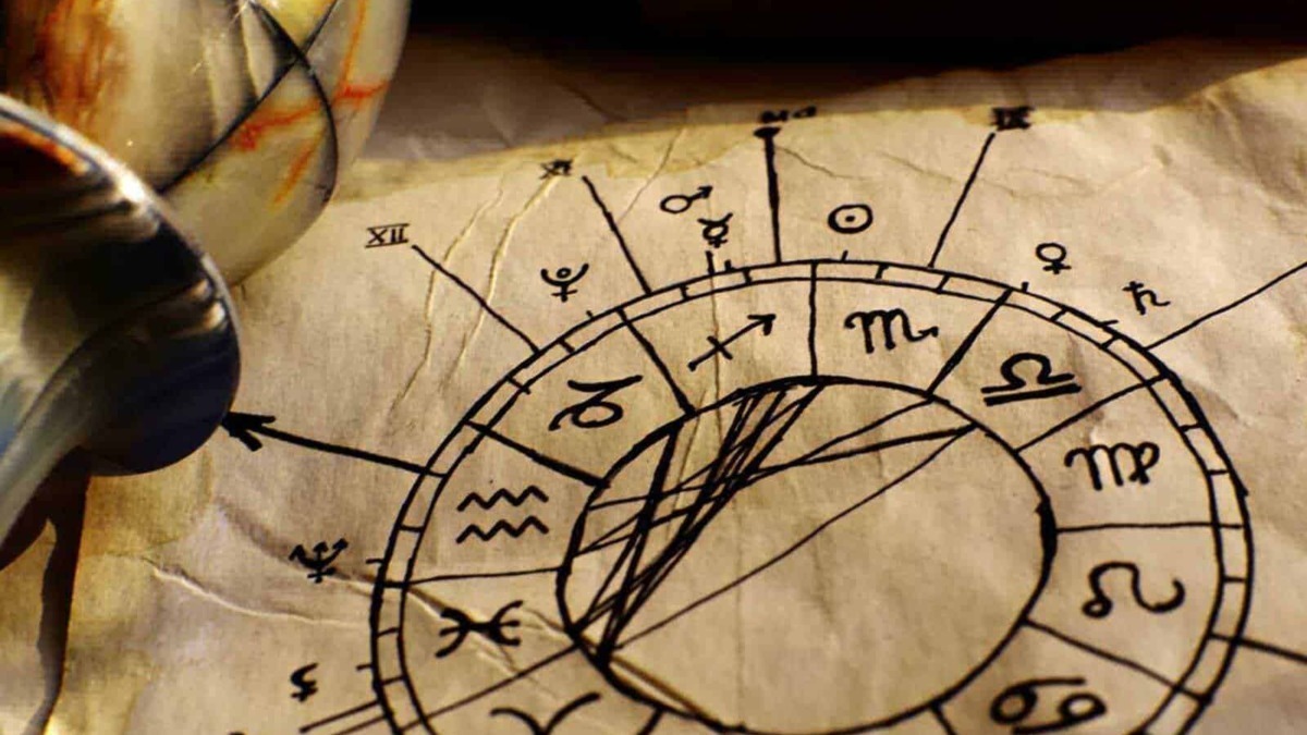 Altezza astrologica con il cerchio zodiacale, simboli dei segni e pianeti su carta ingiallita, tema di astrologia e studio degli astri, immagine di cultura esoterica e simbolismo.