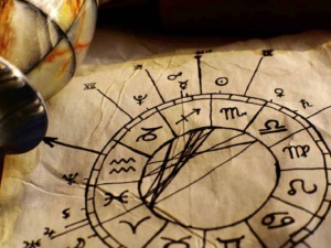Altezza astrologica con il cerchio zodiacale, simboli dei segni e pianeti su carta ingiallita, tema di astrologia e studio degli astri, immagine di cultura esoterica e simbolismo.