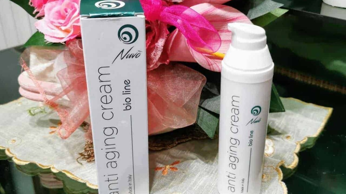 Crema antirughe bio line su tavolo con fiori rosa, prodotto per la cura della pelle e antietà naturale, packaging elegante e semplice per un beauty naturale e biologico.