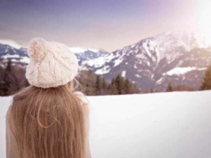 Neve, ragazza con cappello di lana in montagna, scenari invernali, paesaggi naturali, vacanze sulla neve, attività outdoor invernali.
