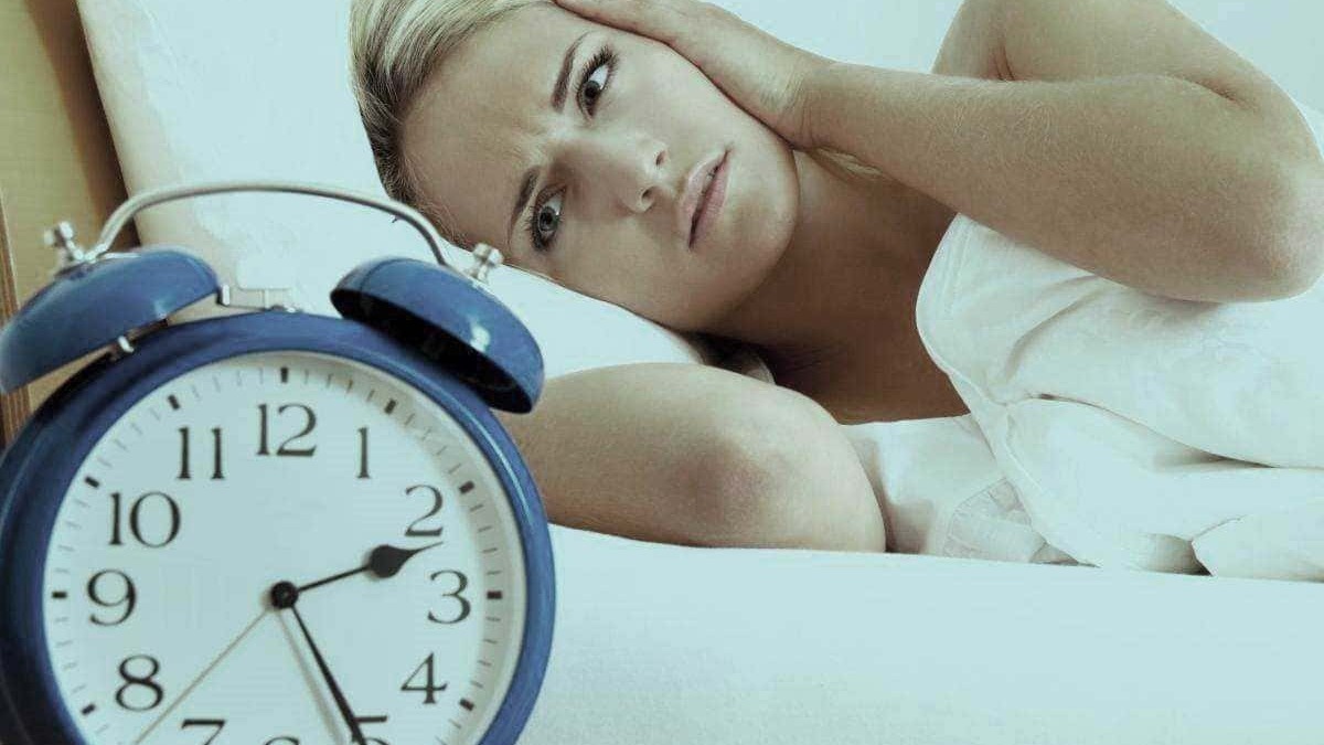 Sonno interrotto, sveglia e mal di testa, problemi di insonnia e stanchezza.
