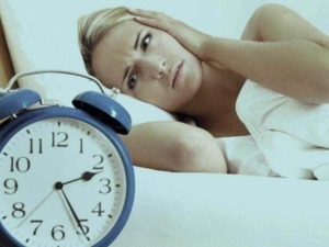 Sonno interrotto, sveglia e mal di testa, problemi di insonnia e stanchezza.
