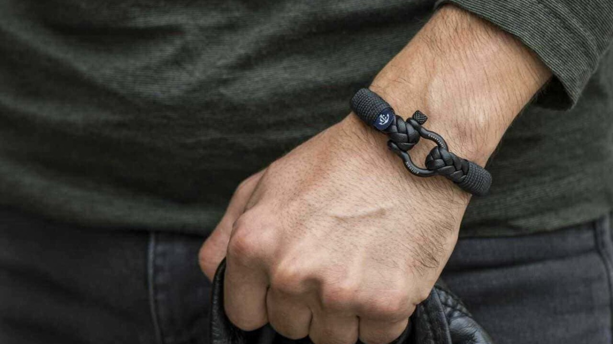 Bracciale in nylon nero con nodo e clip in metallo, stile casual e resistente, perfetto per accessori maschili.