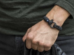 Bracciale in nylon nero con nodo e clip in metallo, stile casual e resistente, perfetto per accessori maschili.