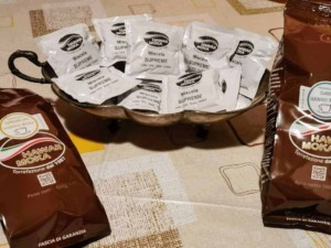 Hawaii moka chicchi di caffè in bustine e pacchetti su tavolo da cucina, caffè tostato e macinato, prodotti per preparare il caffè hula hawaiana, immagine di prodotti di alta qualità.