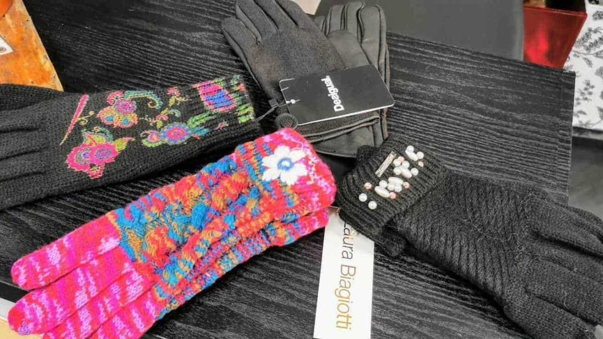 Guanti invernali antiscivolo con ricami colorati e decorazioni di perle, ideale per stagione fredda, stile elegante e caldo, perfetti accessori moda in tessuto.