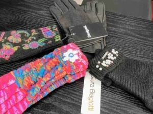 Guanti invernali antiscivolo con ricami colorati e decorazioni di perle, ideale per stagione fredda, stile elegante e caldo, perfetti accessori moda in tessuto.