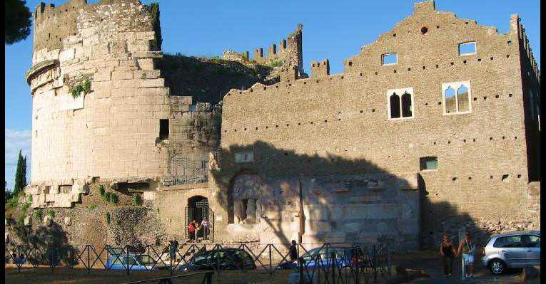 Castello di Roma, restauro e visita a uno dei simboli storici della città, con mura antiche e architettura medievale in piena luce solare, zona archeologica e turistico-culturale.
