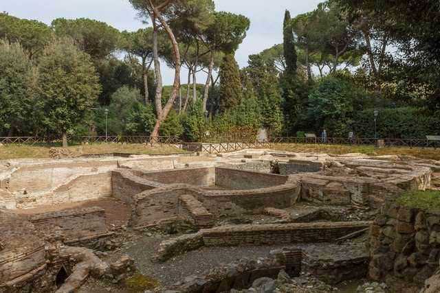 Via Appia Antica in bici sulla "Regina delle strade" a Roma