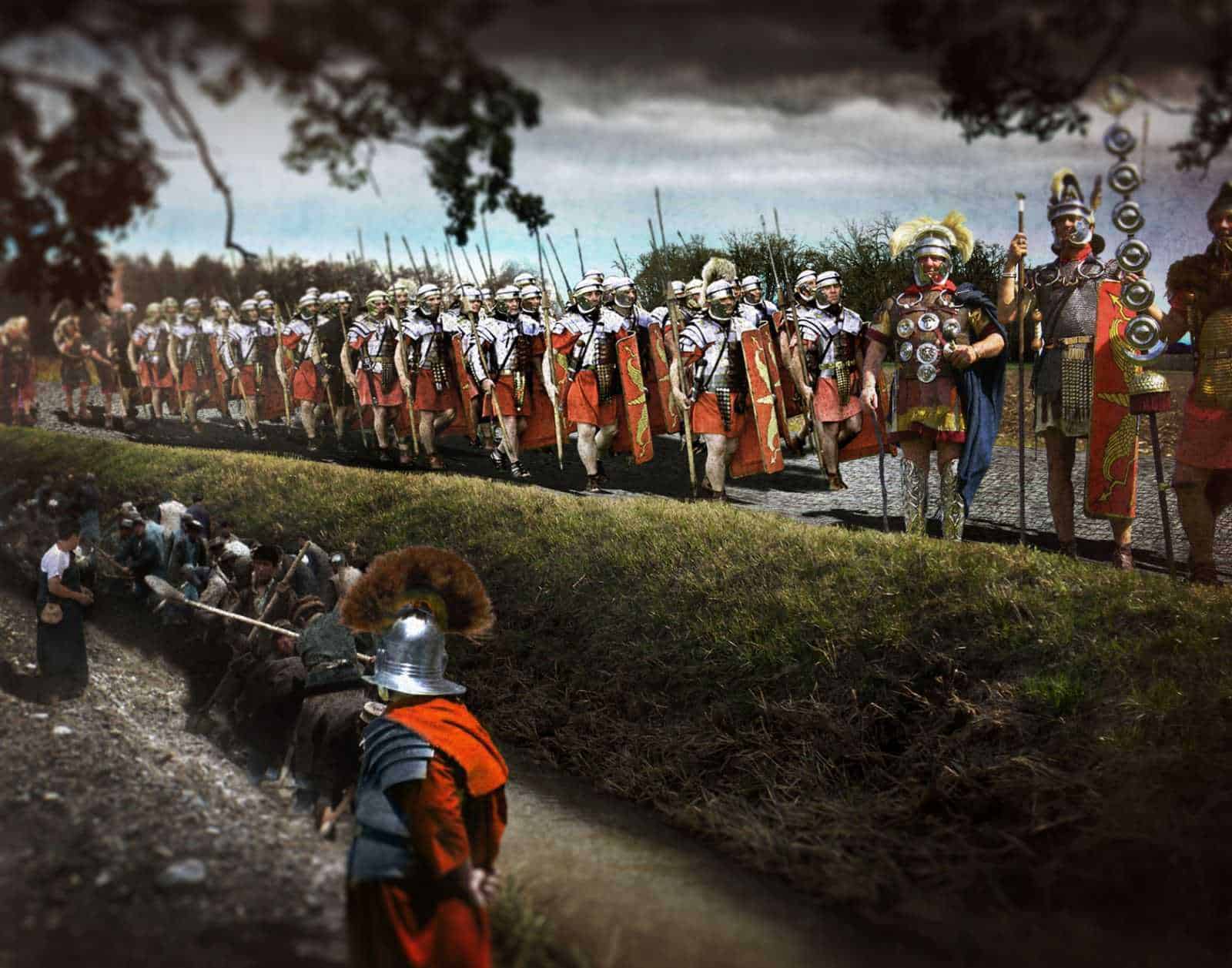 Esploratori romani in costume storico durante una rievocazione storica con soldati in armatura e uniformi antiche. Un evento culturale che ricrea scene di epoca romana con dettagli storici e costumi autentici.