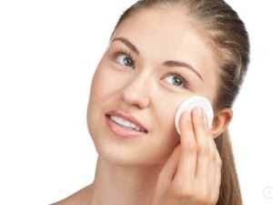 Pulizia del viso delle donne, rimozione delle impurità con dischetto di cotone, cura della pelle, routine di bellezza, skincare, trattamenti per il viso.