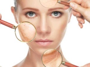 Pelle secca e disidratata evidenziata da lenti d'ingrandimento, cura della pelle, prodotti idratanti e rinnovamento cutaneo, trattamento dermatologico, bellezza e skincare.