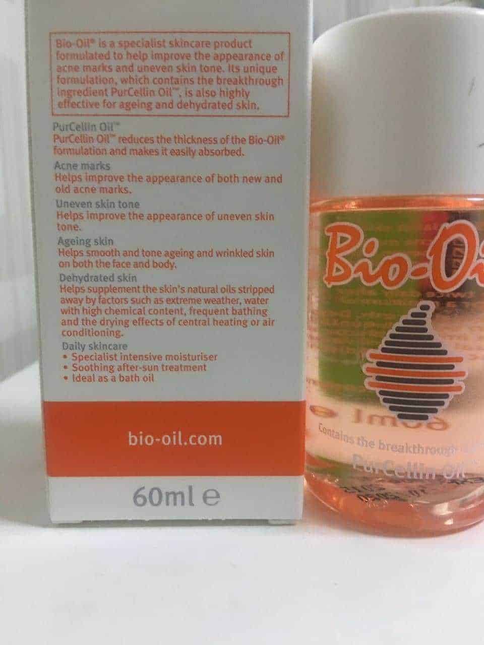 Bio-Oil Olio rigenerante, in bottiglia trasparente con logo, ideale per la cura della pelle e il benessere.