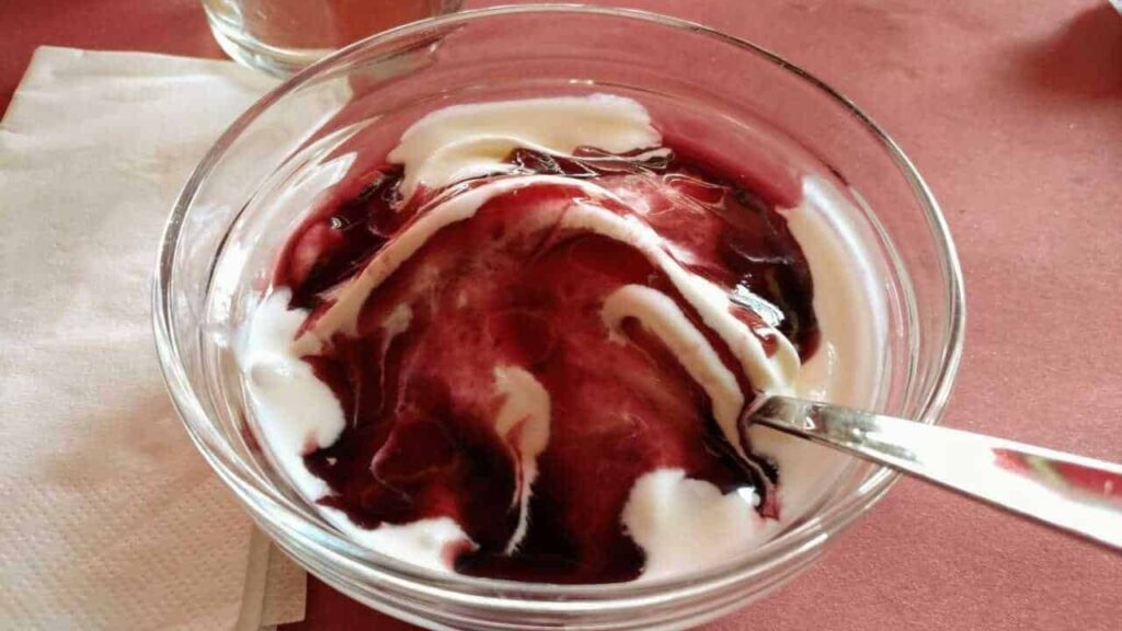 Come scegliere latte e yogurt, quale più nutriente? 2 Coppa con latte e yogurt