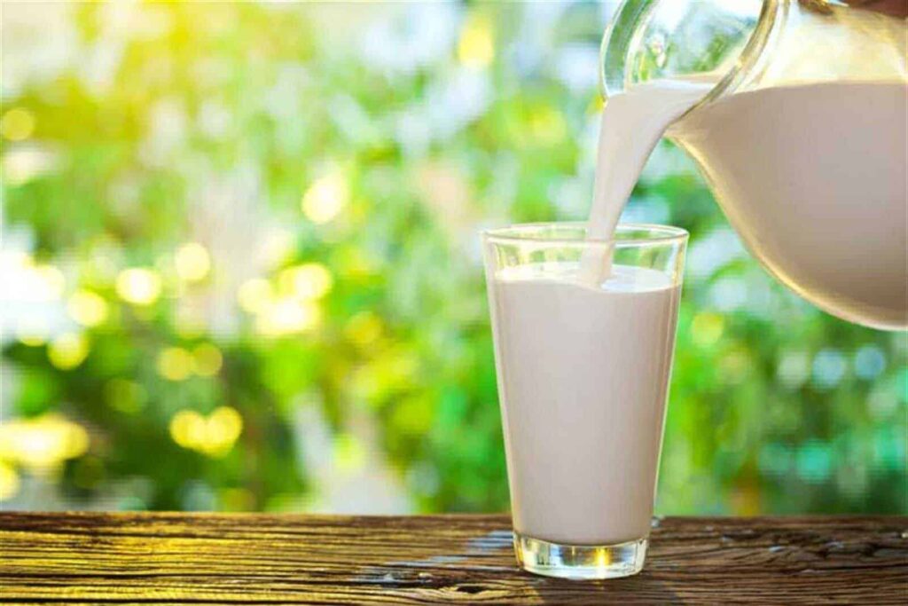 Come scegliere latte e yogurt, quale più nutriente? 3 Latte versato in un bicchiere