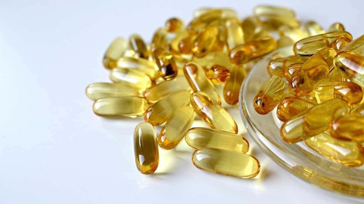 Integratore di olio di pesce con capsule di omega-3, beneficio per salute cuore e cervello. Integratori naturali ricchi di acidi grassi essenziali per il benessere generale.