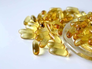 Integratore di olio di pesce con capsule di omega-3, beneficio per salute cuore e cervello. Integratori naturali ricchi di acidi grassi essenziali per il benessere generale.