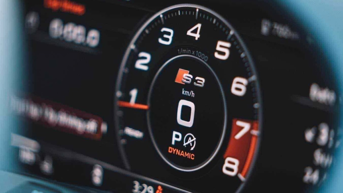 Veloce volante di un'auto sportiva con display digitale, mostra velocità in km/h, motore turbo, e indicatori di modalità di guida per appassionati di auto e motori.