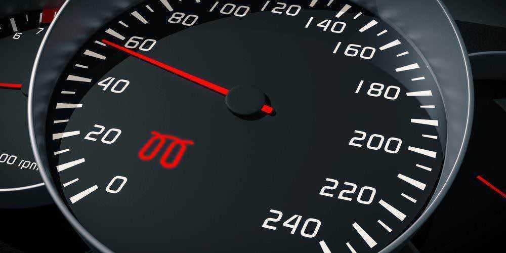 Dinamica tachometer automobilistica con indicatore di velocità e marcature precise, simbolo di velocità e performance del veicolo, ideale per appassionati di motori e guida sportiva.