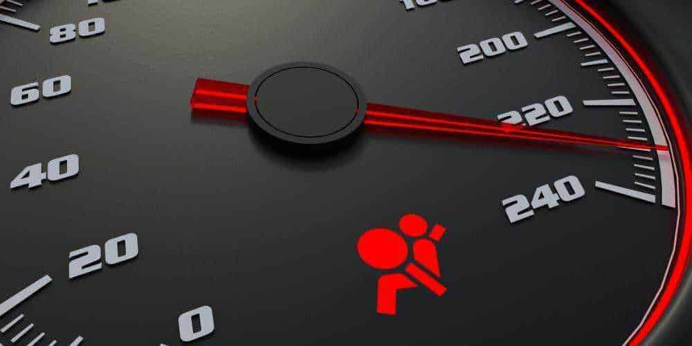 Cosa significano le spie sul cruscotto, 10 icone auto luminose 11 Velocità massima del tachimetro dell'auto con luci rosse di avviso sicurezza in evidenza.