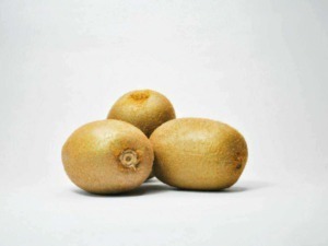 Kiwi, frutta esotica, buona per la salute, alimentazione naturale, ingredienti freschi, ricco di vitamine, alimenti bio, gustosa, frutta nutriente, snack sano, appunti sul blog, ricette e benessere.