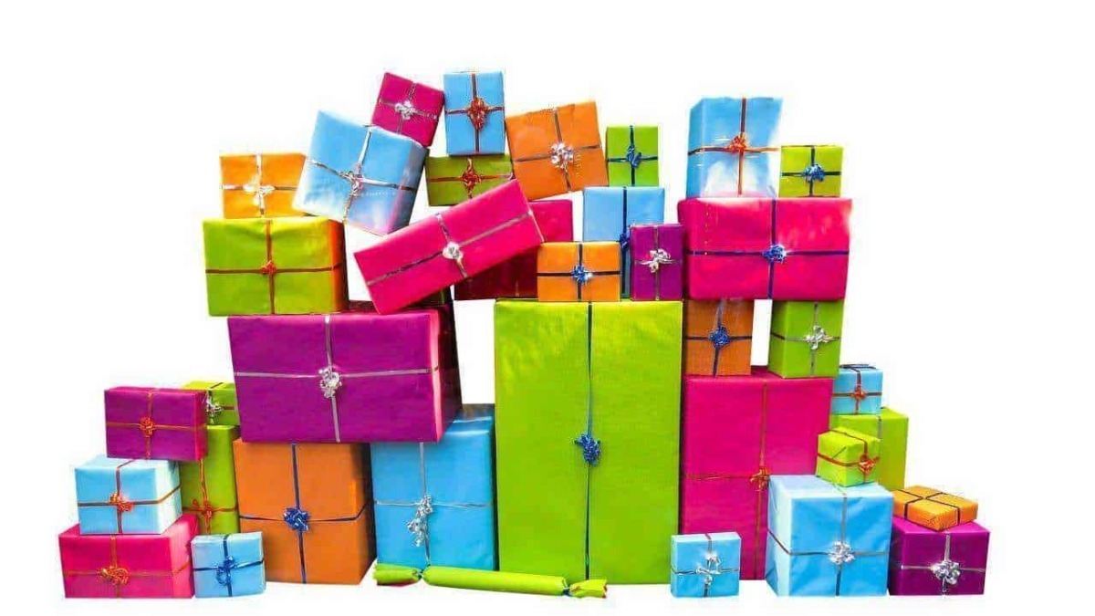 Colorati regali di Natale confezionati con carta brillante, lucida e nastri decorativi, pronti per essere scartati, ideali per festeggiare occasioni speciali e momenti di gioia.