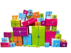 Colorati regali di Natale confezionati con carta brillante, lucida e nastri decorativi, pronti per essere scartati, ideali per festeggiare occasioni speciali e momenti di gioia.