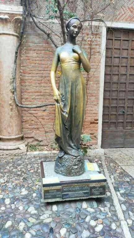 statua in bronzo di Giulietta