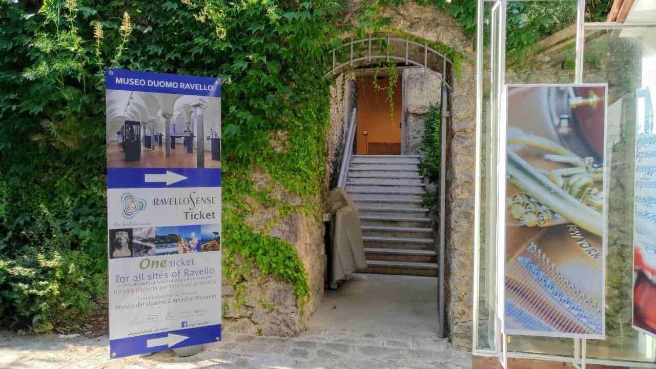 Ingresso al Museo Duomo Ravello con segnaletica per biglietti e visite guidate in città.