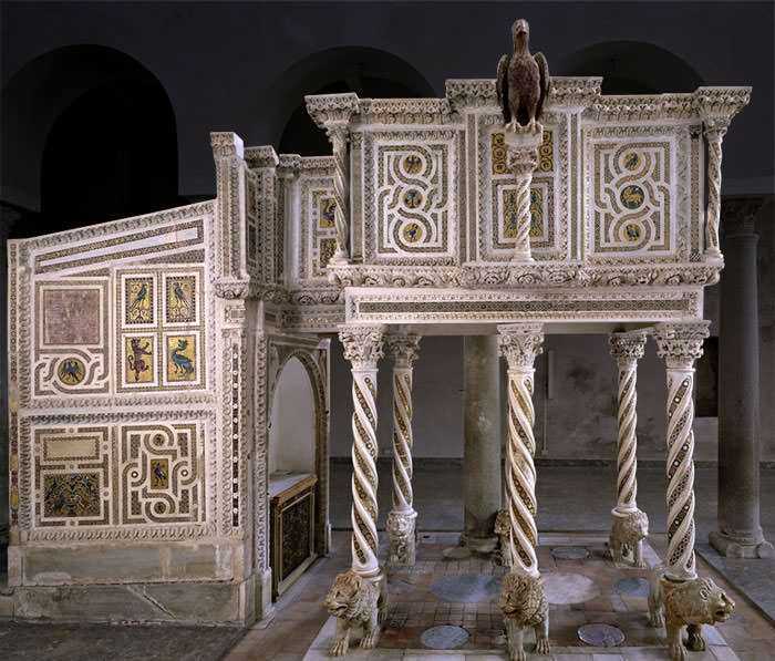 LALT: Altare romano in marmo con colonne a spirale e sculture di leoni alle basi, decorato con mosaici e rilievi, esempio di arte e architettura antica in epoca romana.