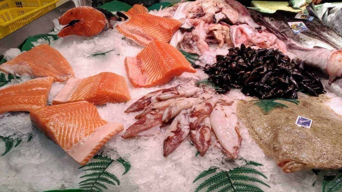File name: salmone e molluschi alimentari mercato fresco
