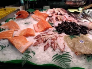 File name: salmone e molluschi alimentari mercato fresco