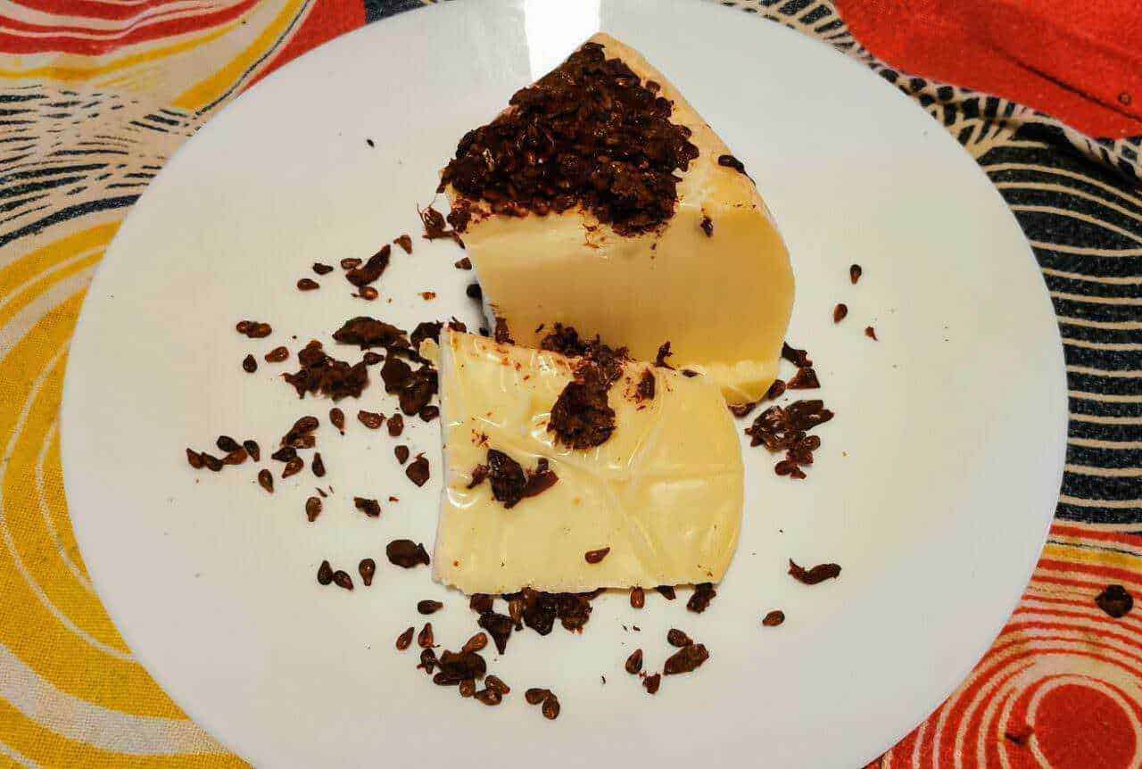 Crema catalana con cioccolato grattugiato su piatto bianco, dessert classico italiano, dolce cremoso con cioccolato, ricetta tradizionale, presentazione elegante, ingrediente goloso, visita Appunti Sul Blog per ricette, dolci italiani.