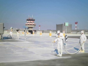 Addetti alla sanificazione aerea su tetto aeroporto con mascherine e tessere per la pulizia del pavimento attraverso l’uso di attrezzature professionali e prodotti disinfettanti.