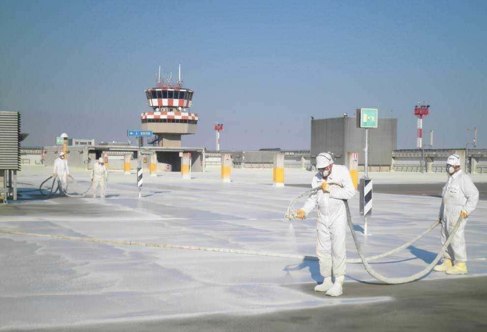 Addetti alla sanificazione aerea su tetto aeroporto con mascherine e tessere per la pulizia del pavimento attraverso l’uso di attrezzature professionali e prodotti disinfettanti.