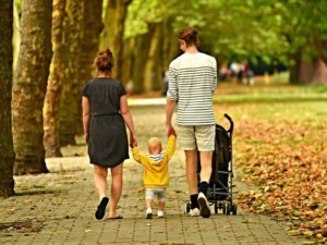 Famiglia che passeggia in parco autunnale, bambini e genitori, natura e relax, attività all'aperto, famiglie in vacanza, tempo di qualità insieme, foglie autunnali.