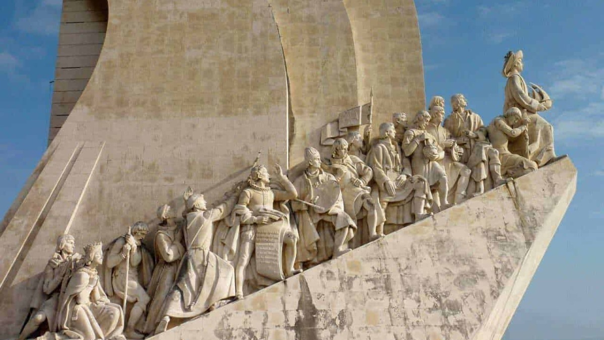 Repubblica di Giuseppe, statua commemorativa, monumento storico, scultura in marmo, artigianato italiano, arte pubblica, monumento simbolico, storia culturale.