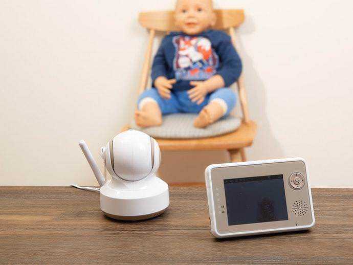 Sensore di videosorveglianza per bambini con monitor digitale e telecamera di sicurezza rasata, ideale per la sorveglianza e la tranquillità dei genitori.